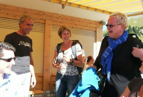 Dorothea + Denise (links Thomas) stossen noch dazu, sodass wir ab jetzt komplett sind Dorothea + Denise (links Thomas) stossen noch dazu, sodass wir ab jetzt komplett sind