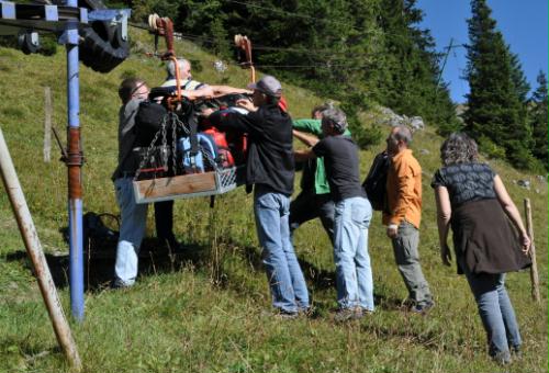 unser Gepäck wurde von den Männern auf eine Transportbahn verladen unser Gepäck wurde von den Männern auf eine Transportbahn verladen