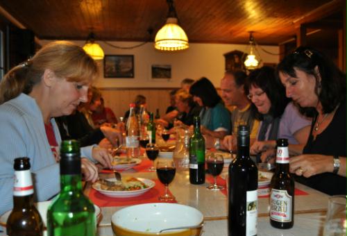 Willi mit seiner Crew kochte uns ein feines mehrgängiges Nachtessen Willi mit seiner Crew kochte uns ein feines mehrgängiges Nachtessen