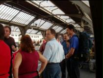 gespanntes Warten im Bahnhof Zrich