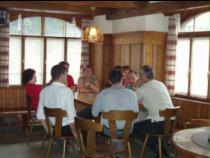 gemtliches Zusammensitzen in der Dorfbeiz von Jenaz