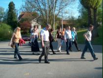 zu Fuss geht's Richtung Schulhaus