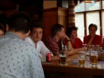 gemtliches Zusammensitzen in der Dorfbeiz von Jenaz