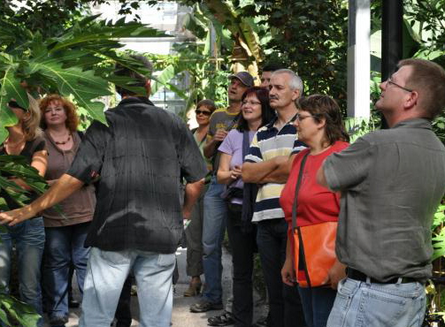 Thomas vermittelt uns viel Interessantes und Wissenswertes über das Tropenhaus Thomas vermittelt uns viel Interessantes und Wissenswertes über das Tropenhaus